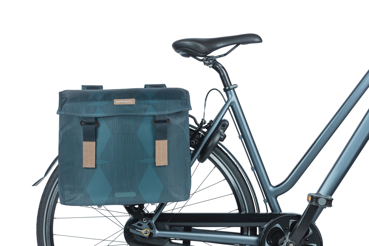 Taskesæt (blue) fra Basil model Elegance.   Materiale af 100 % genanvendt PET (plastikflasker) Vol. 40-49 L og med rem-montering (taskebro)